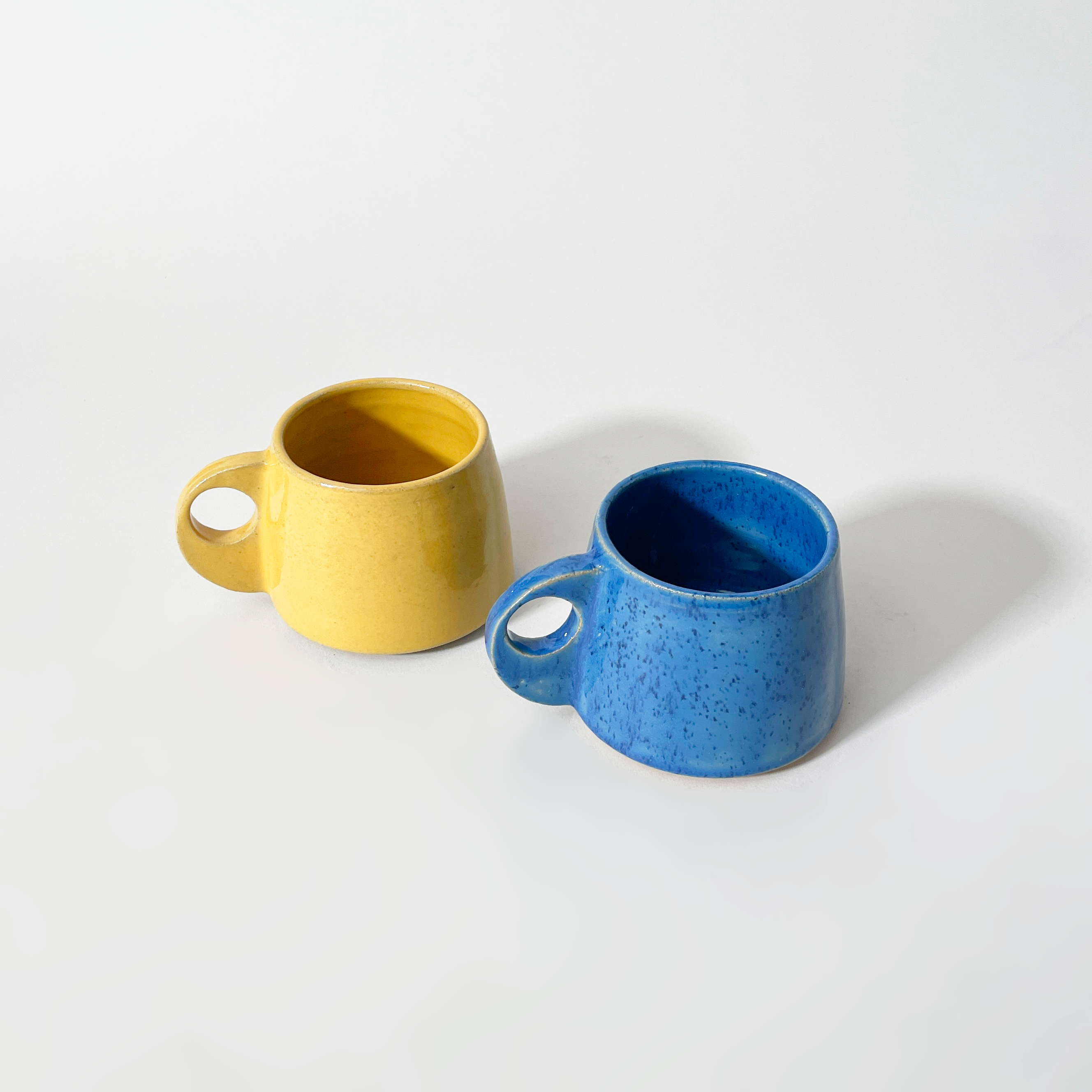 Izzy Mcfarlane Design Round Handle Small Stoneware Mug – Blue or Yellow