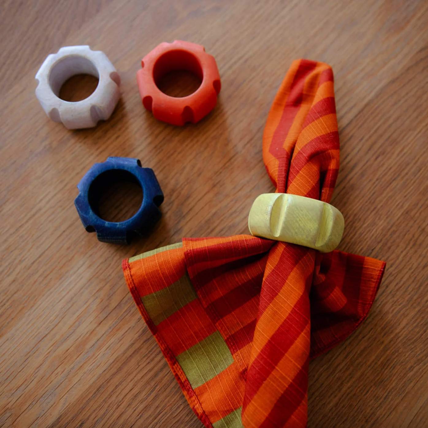 Tortuga Forma Asterisk Napkin Ring Set, Bold – Hand-Painted Wood, Set of 4