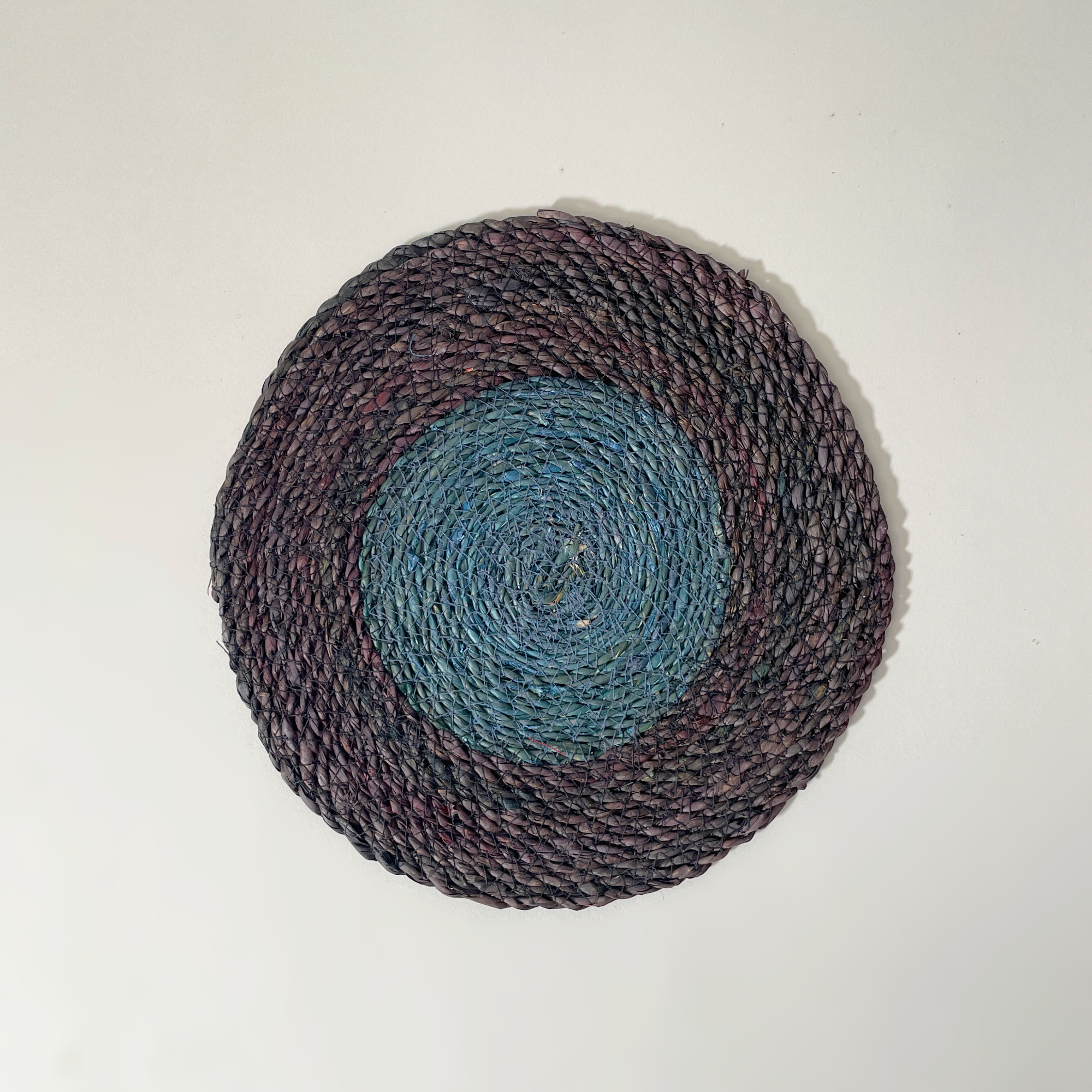 Yod & Co. Handmade Round Two-Tone Seagrass Placemat – Black/Indigo