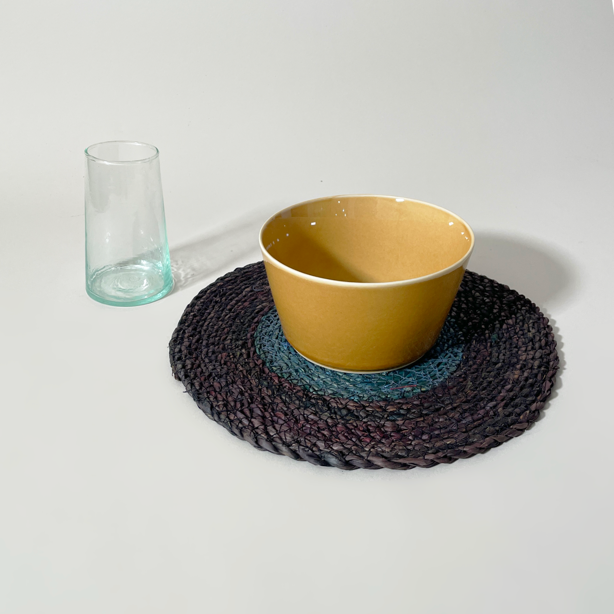 Yod & Co. Handmade Round Two-Tone Seagrass Placemat – Black/Indigo 2
