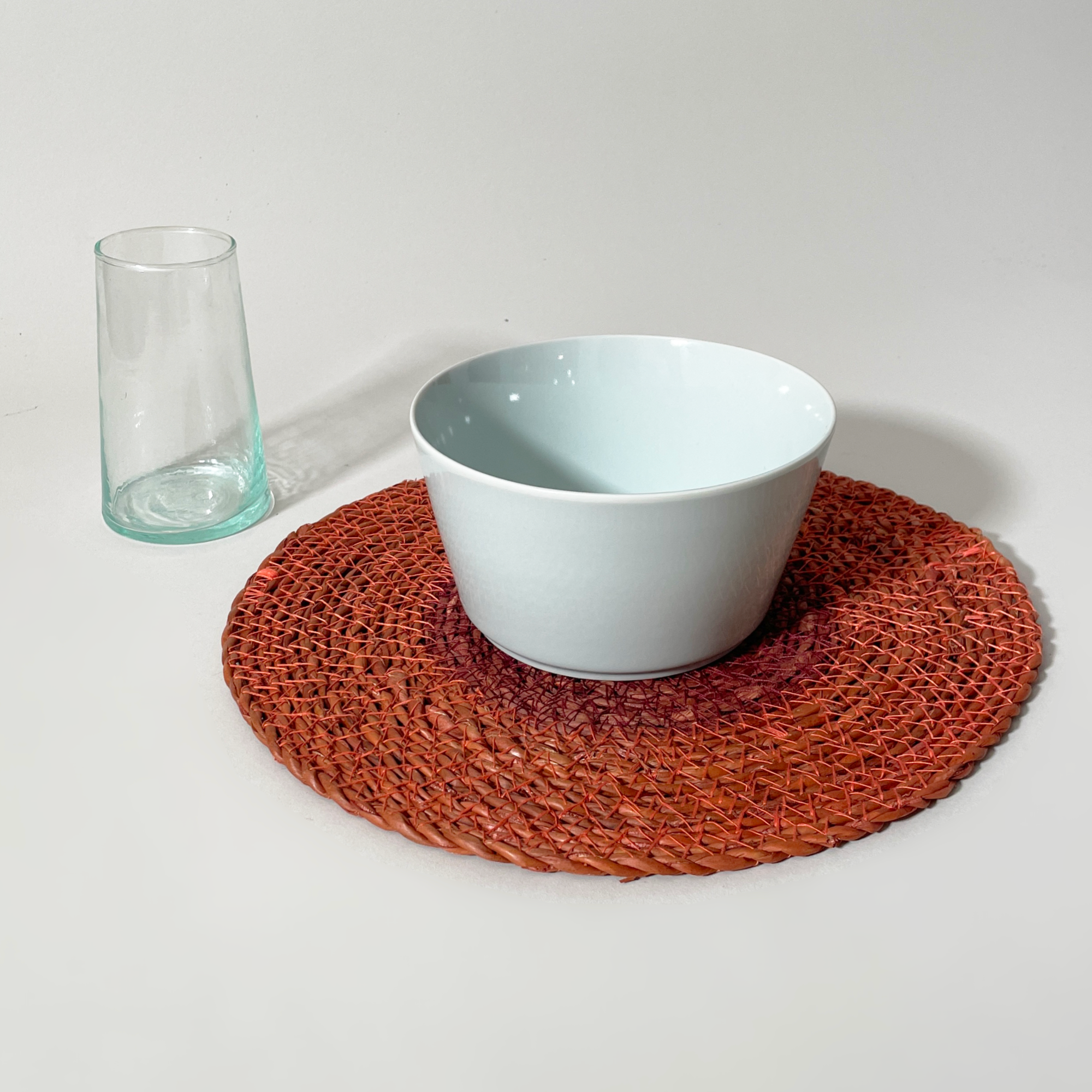 Yod & Co. Handmade Round Two-Tone Seagrass Placemat – Terracotta/Bordeaux 2
