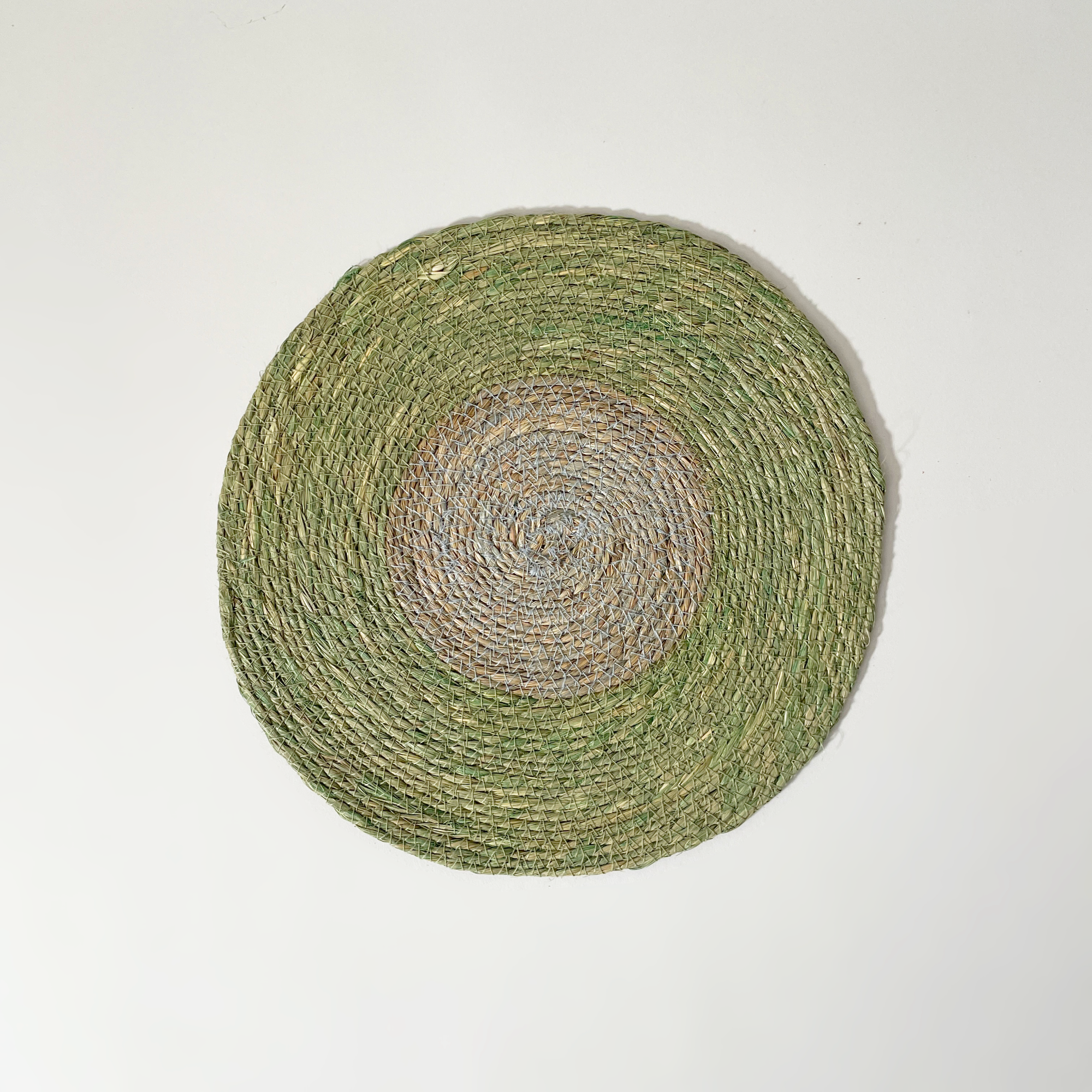 Yod & Co. Round Handmade Two-Tone Seagrass Placemat – Green/Gray