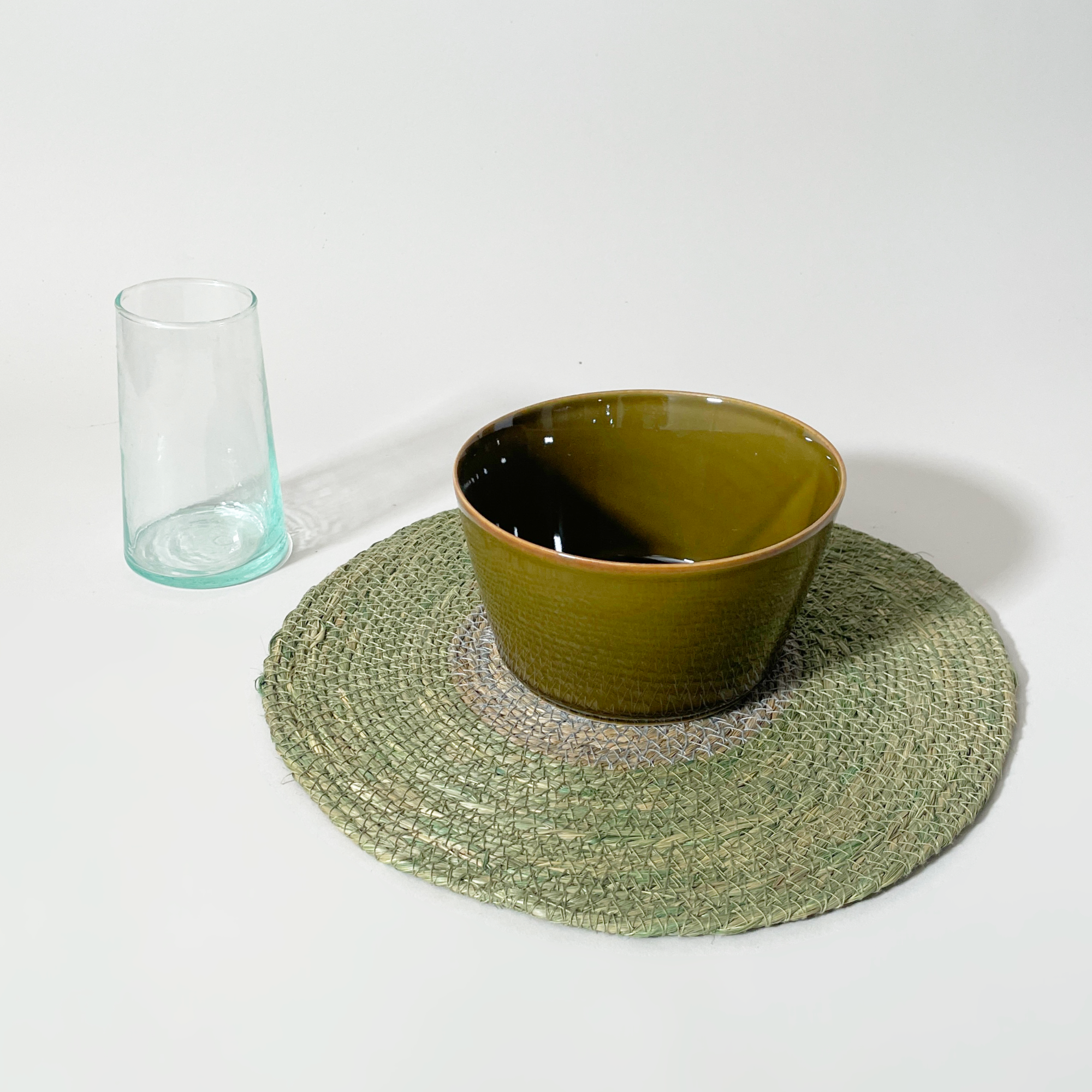 Yod & Co. Round Handmade Two-Tone Seagrass Placemat – Green/Gray