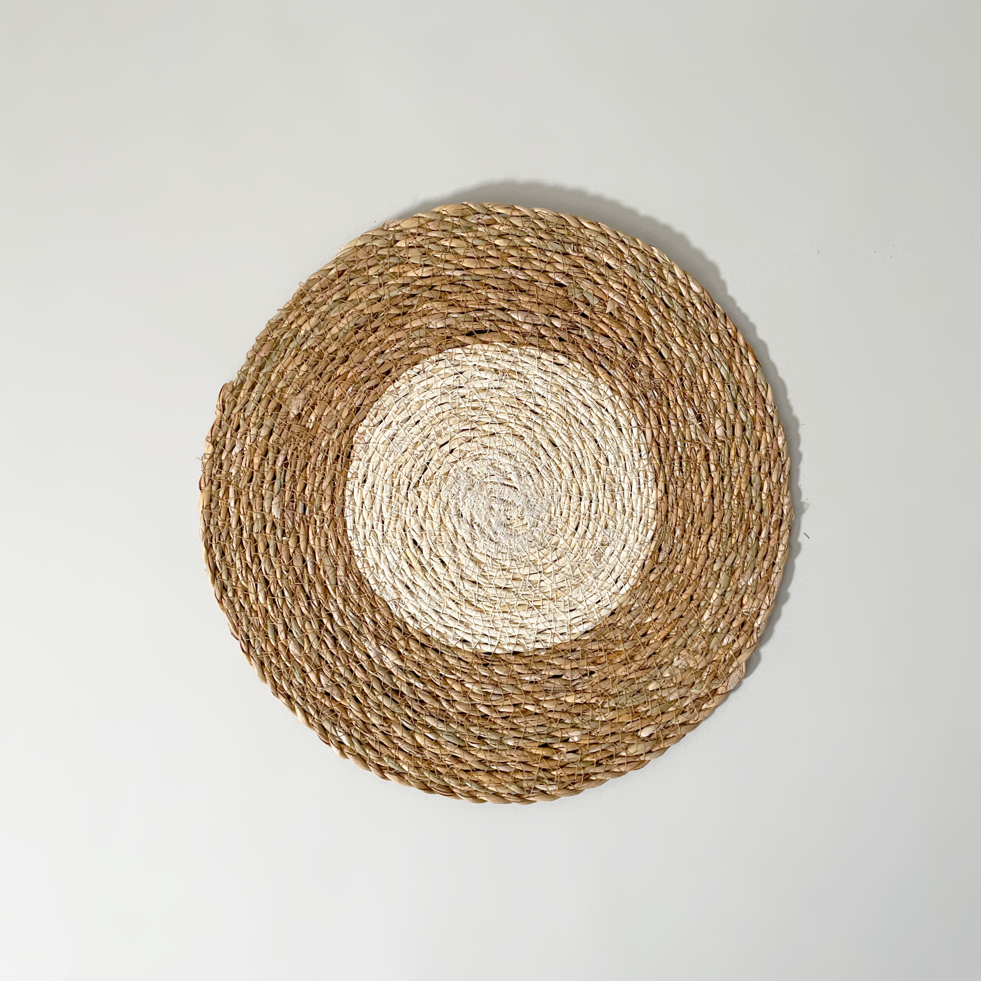 Yod & Co. Round Handmade Two-Tone Seagrass Placemat – Natural/White