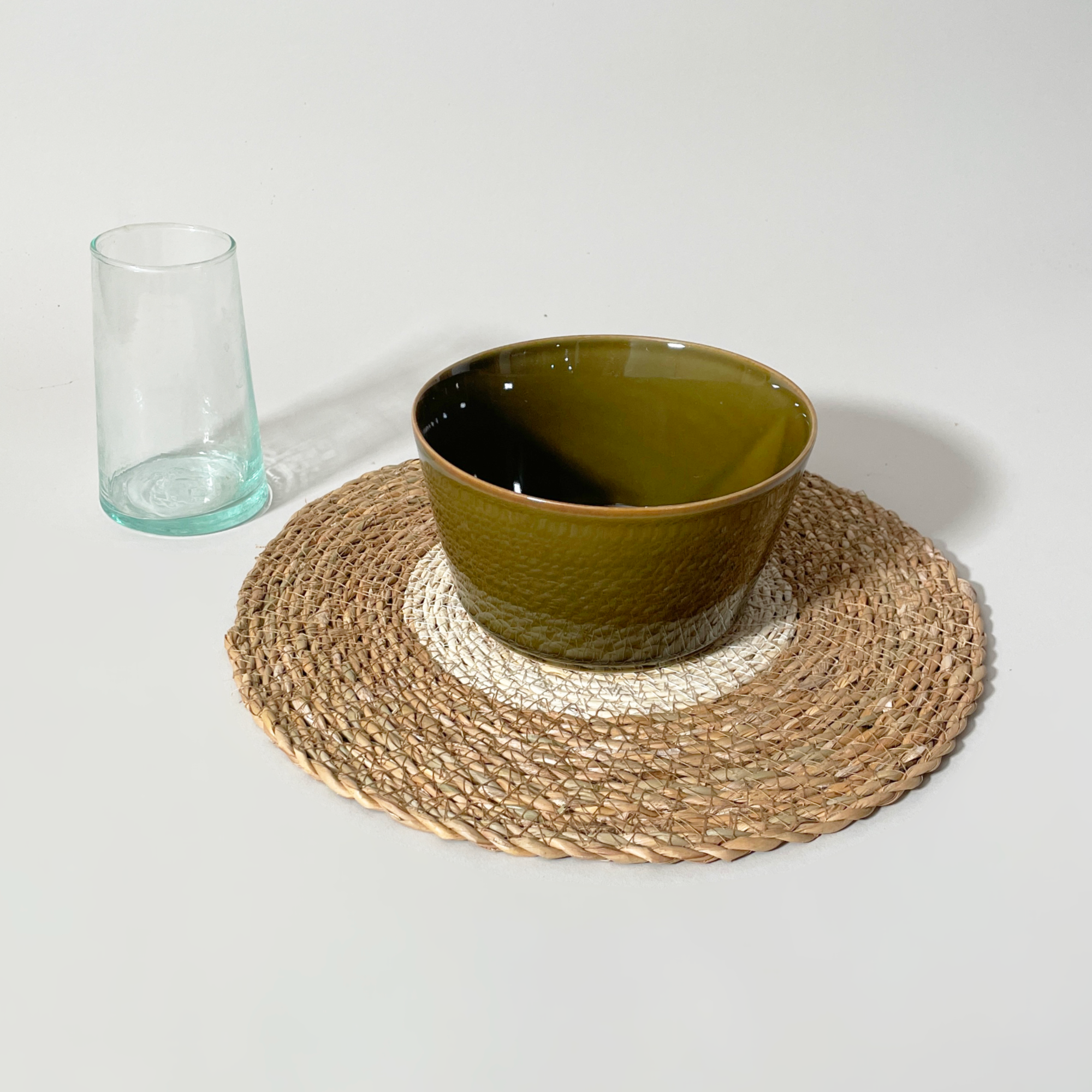 Yod & Co. Round Two-Tone Seagrass Placemat – Natural/White 2