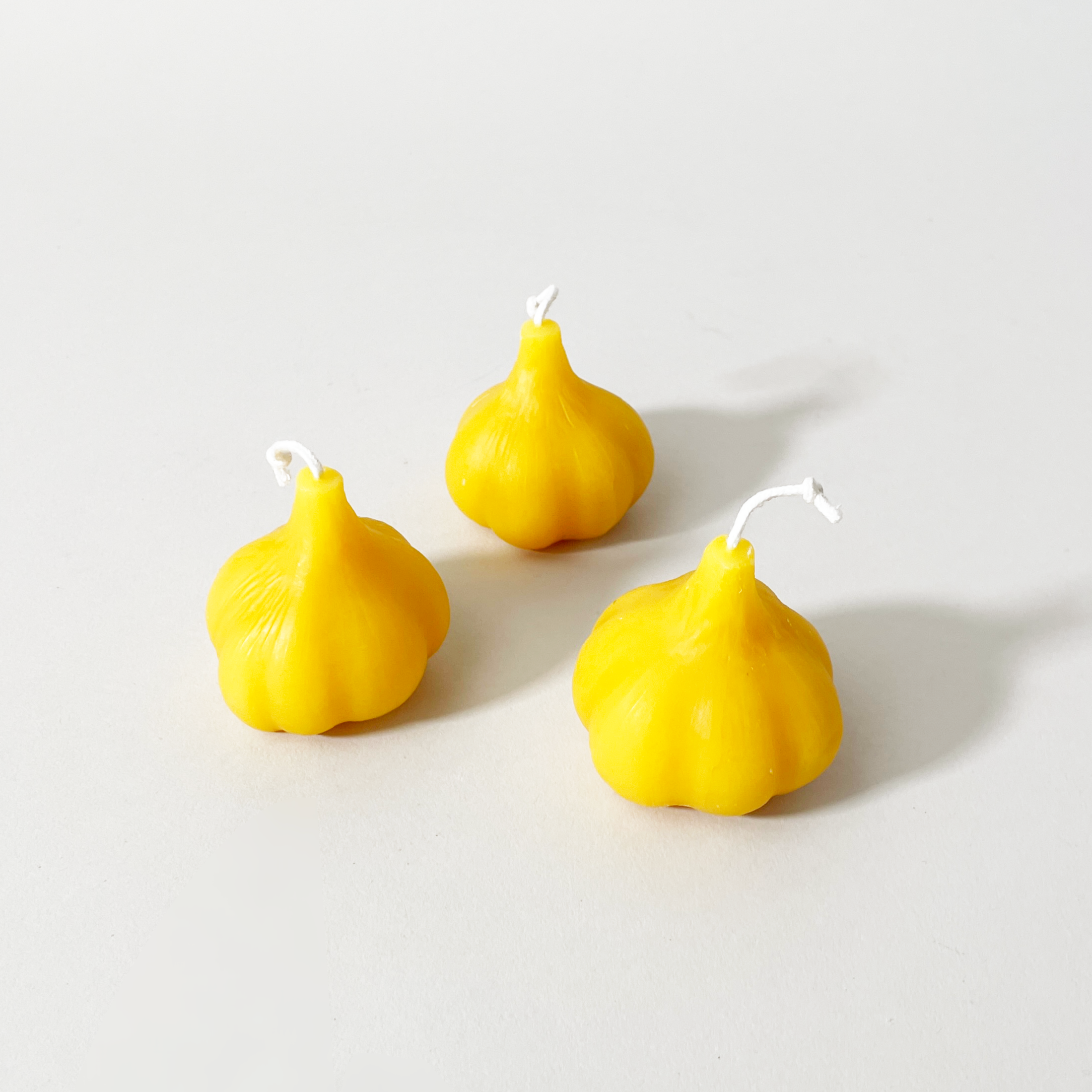 Artifaqt Garlic-Shaped Pure & Aromatic Beeswax Candle