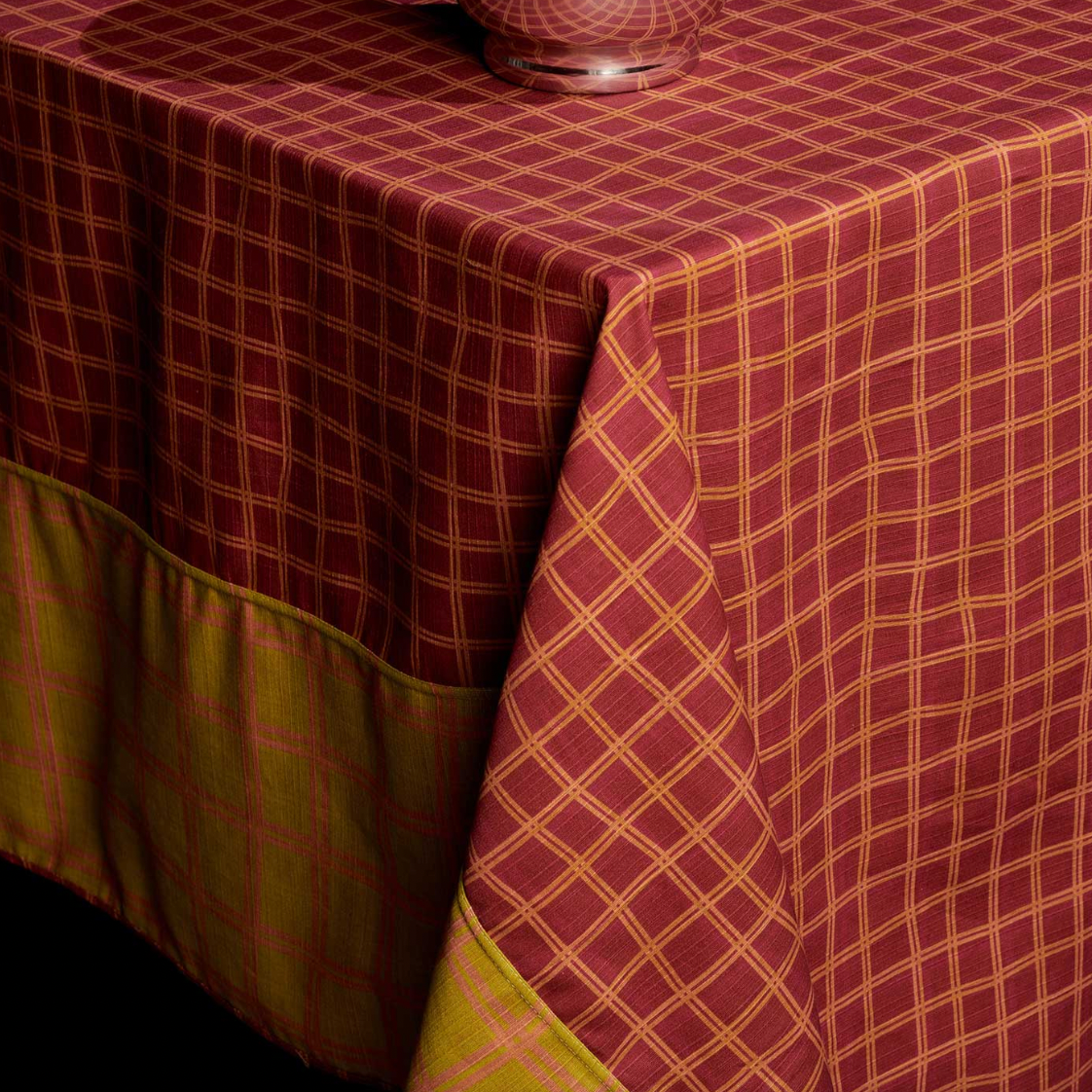 Tortuga Forma Reversible Tablecloth, Grid Martini – 100% Cotton Shantung - Side 2