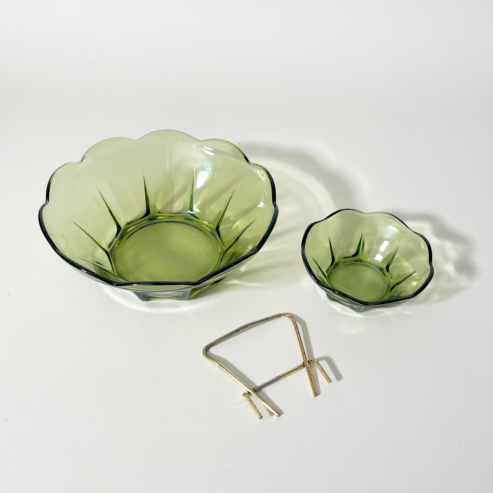 Vintage Scalloped Green Glass Chip & Dip Serving Set with Brass Holder, Detail