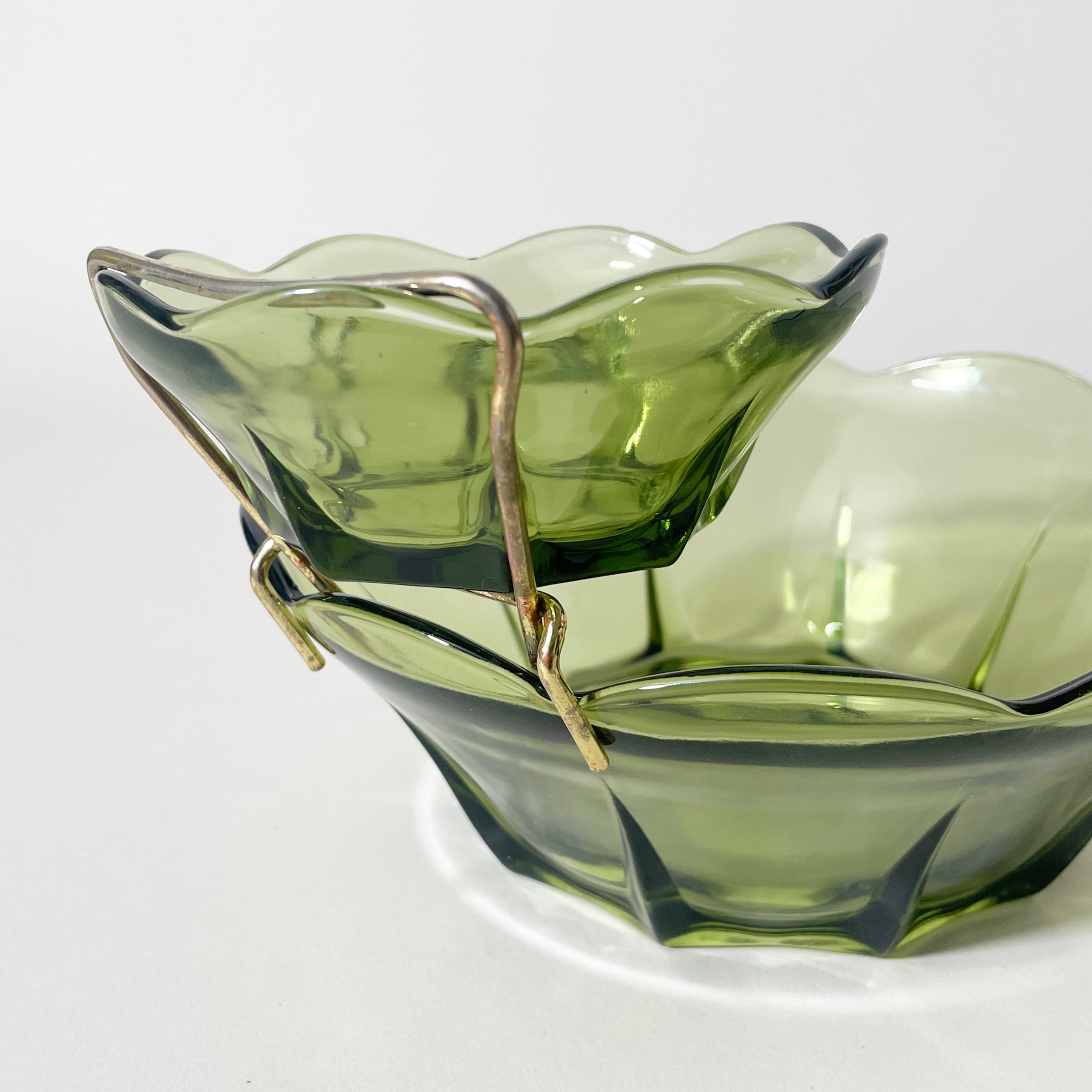 Vintage Scalloped Green Glass Chip & Dip Serving Set with Brass Holder, Detail 2